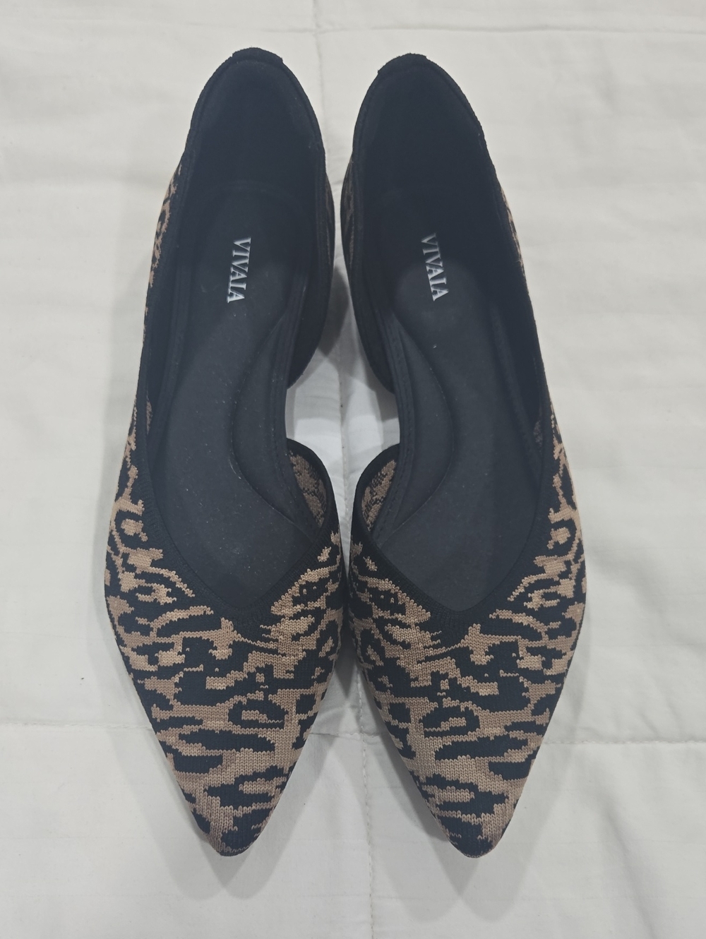 Vivaia Women's Black and Tan Pointed Knit Flats